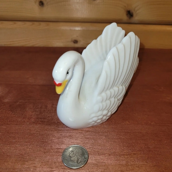 Vintage Salt or Pepper Shaker Floating White Swan with Red Basal Knob Porcelain - Picture 2 of 12